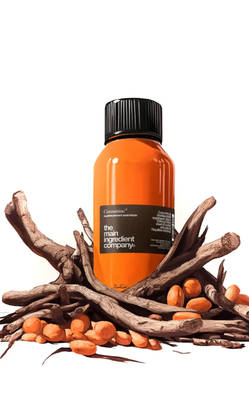 outeille de supplément liquide de curcumine omega à côté d’une balance avec de la poudre de curcuma et des capsules, illustrant la comparaison de la puissance et de la biodisponibilité de la curcumine sous différentes formes.